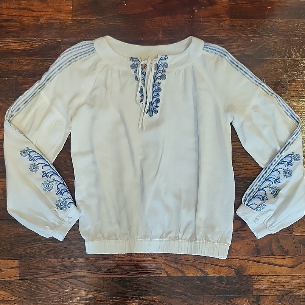 Keer Qiaowa White Boho Peasant Lace Up Embroidered Top with Blue Flowers